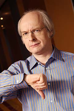 Photograph of jakob Nielsen giving a thumbs-down
